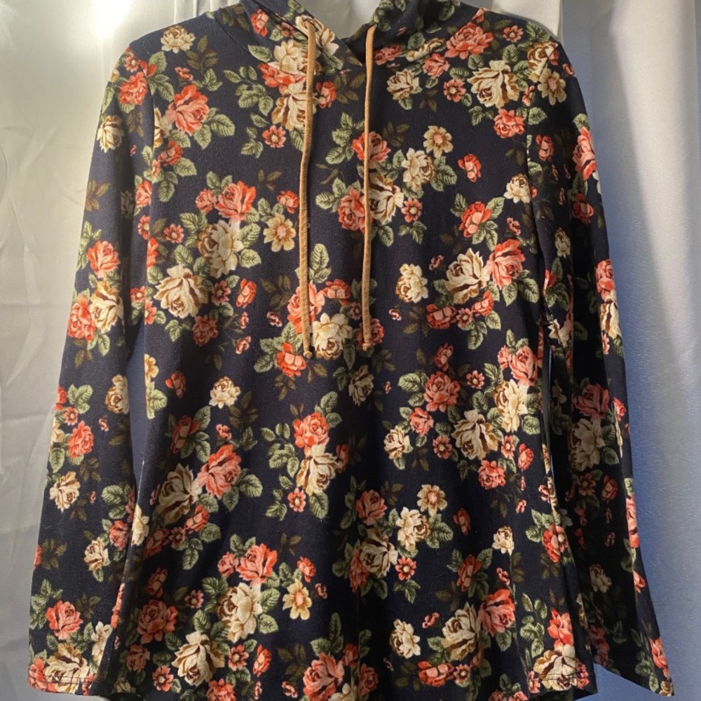 Floral hoodie with rounded hem .
